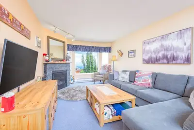 Image de Ski-In/Ski-Out Family Condo with outdoor pool