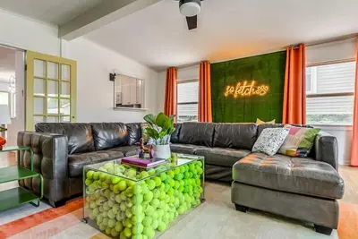 Image de Insta-Worthy | Dog Friendly | Hot Tub | Expo