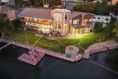 Image de Waterfront perfection with multiple bedrooms & bathrooms - 5000 sf