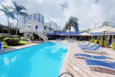 Image de Spacious 1bd Apt 1 block off the beach with pool