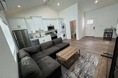 Image de Stylish & Relaxing Gem: Downtown ~ New\nEntire 2bd guesthouse in Pleasant Hill\n