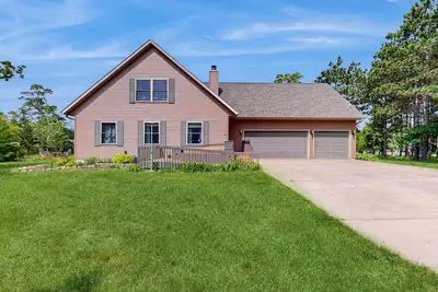 Image de Peaceful Retreat with Lakes, Trails & Golf nearby, Large deck, W/D & Wifi
