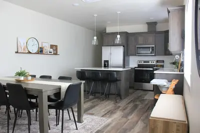 Image de Cozy New Home by the River