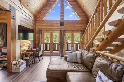 Image de Serene lakefront cabin on St Mary's Glacier.