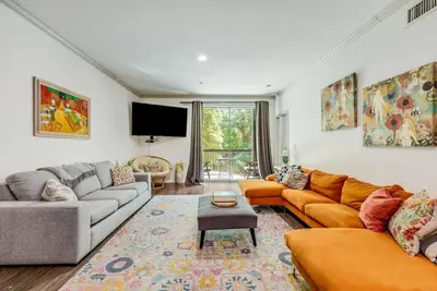 Image de Super Stylish, Spacious, Fun and Best Location!