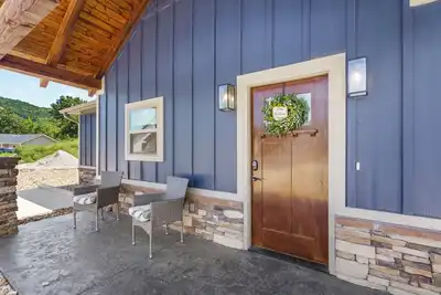 Image de Lake Area Escape •Private Patio  • Hot Tub & Fire Pit • Minutes to Branson Fun