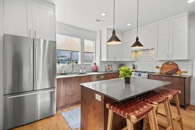 Image de Downtown Modern 3-Bed Townhome with Bright, Upgraded Interiors & Books to read