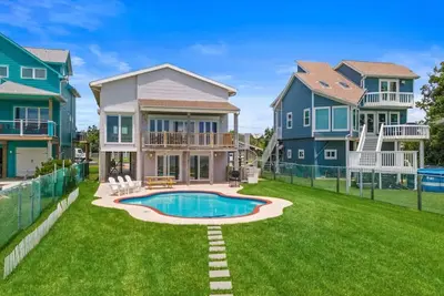 Image de Waterfront Bay Home with Pool & Private Pier