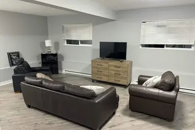 Image de Stylish and cozy suite minutes away from Town!