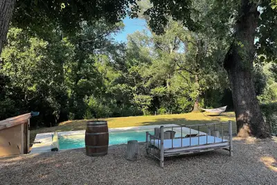 Image de Charmant mas provençal avec piscine, en campagne et bordure de rivière