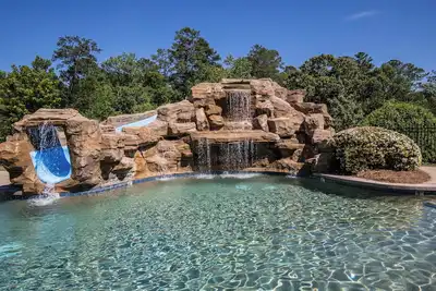 Image de Spacious 3-bedroom condo overlooking Lake Martin