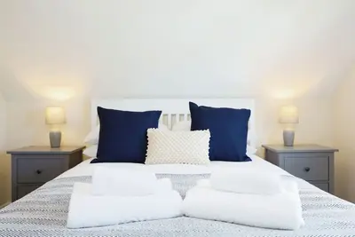 Image de 2 Bedrooms - Sleeps 4 Experience this charming 2-bedroom cottage, thoughtfully refurbished for 2024