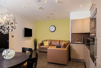 Image de One-Bedroom Luxe Apartment 14 (Sleeps 5)