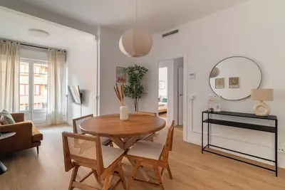 Image de Live in Barcelona on Gaudí Avenue