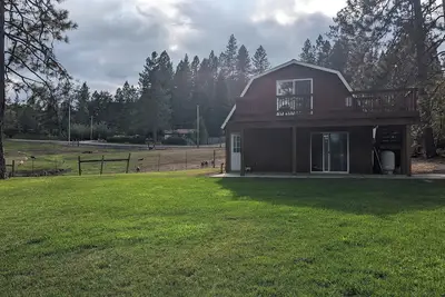 Image de Serene Farmhouse with Pond & Forest View in Beautiful Grass Valley