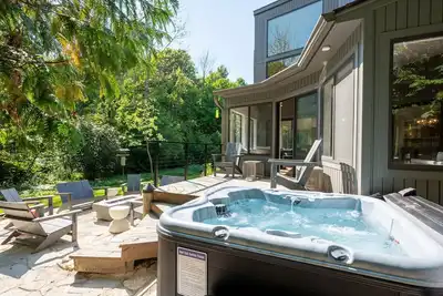 Image de Wooded Fall Getaway • Hot Tub • Games • Best Spot