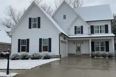 Image de Spacious 4-bedroom family friendly house! 4 miles from the stadium!
