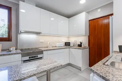 Image de 4 Bdr Flat W/ Balcony in Armação by LovelyStay