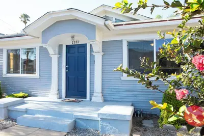 Image de Charming Craftsman House - 3 Bedrooms With Parking - By Beach, Shops & Retro Row