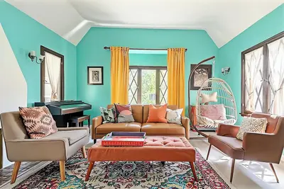Image de Charming Designer Cozy Spanish house in Long Beach