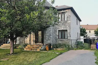 Image de Beautiful house 🏠 of 5 bedroom + sofa bed, quiet and family neighborhood.