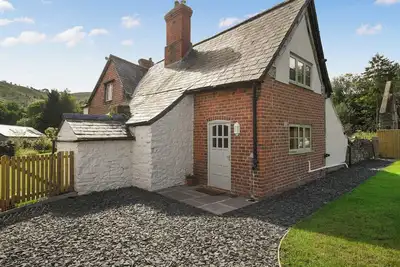 Image de A relaxing escape for couples in a cosy old cottage with gorgeous rural views.