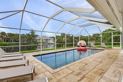 Image de New private waterfront oasis on the Imperial River, heated pool, 5 min to beach.