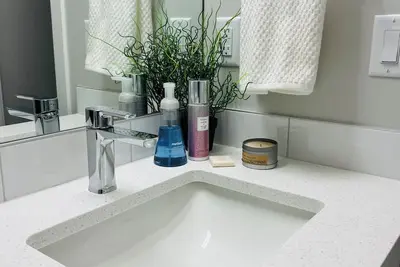 Image de Modern cozy brand new condo close to all amenities and the mountains.