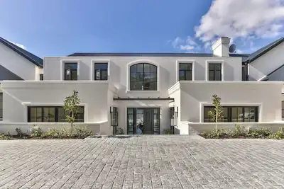 Image de Symphony of Light - A stately residence in the heart of Bishopscourt