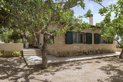 Image de 1960s Stonehouse, with spacious veranda & garden, 5min from the beach