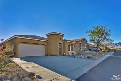 Image de Charming 3-bedrm house 2 1/2 bath 2 car garage in Desert gated community.