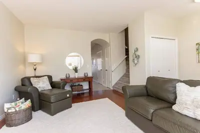 Image de Cozy 3-bedroom townhouse in Red Deer. Family and Business friendly