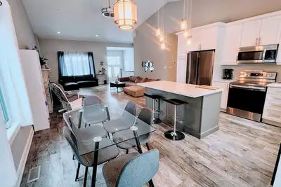 Image de Spacious 6-bdrm luxury, modern house with lake view in cottage country, Ontario