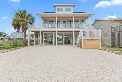 Image de \"Bayberry\" is a 4 Bed, 2 Bath Second Row Home