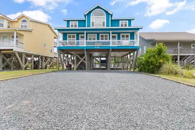 Image de \"Holden Aces\" is a 4 Bedroom, 4. 5 Bathroom Oceanfront Home with Pool!