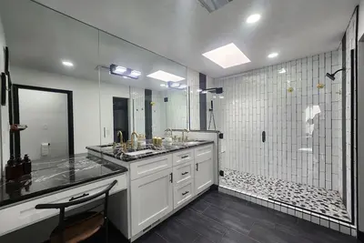 Image de Contemporary Monochrome Retreat With 4beds & Pool