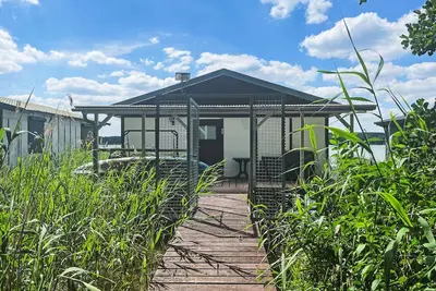 Image de Bootshaus auf dem See by Interhome