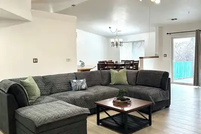 Image de Spacious 3-bedroom vacation home with balcony, office and central air and heat.