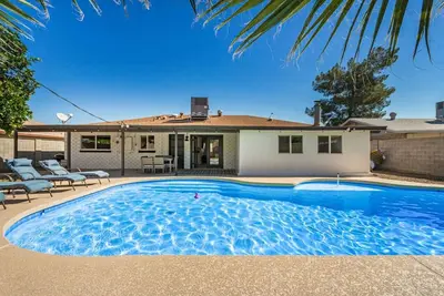 Image de 4 Brdm / 6 Beds / Pool / PetsOK / Fenced Yard