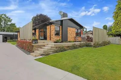 Image de Sundrenched 70's | 3 Bed + Sleep-out with Spa Pool