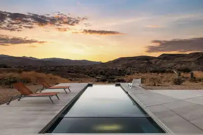 Image de This house is a 2 bedroom(s), 2 bathrooms, located in Pioneertown, Ca.