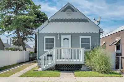 Image de Beautiful Single family home recently updated  4 blocks from the beach