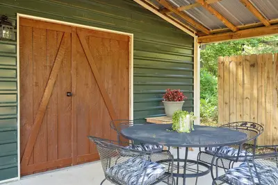 Image de Enid Lake's studio in Plum Point, . 5 mile from boat ramp
