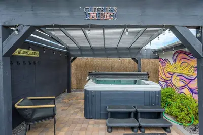 Image de 4br House | Pool + Spa + Grill | Near Old Town