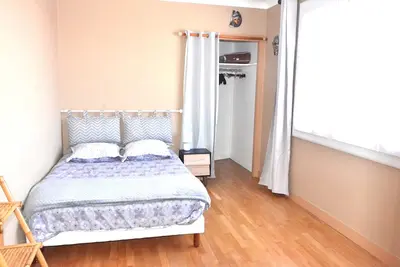 Image de à 5 mn du centre ville, Logement meublé de 3 chambres, environ 70m2, 2° étage.