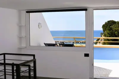 Image de Renovated beach apartment with direct sea access, in vacation complex with pool