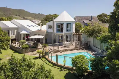 Image de Villa Leisure, Leisure Isle, steps from Knysna Lagoon. Private pool, sleeps 6 \n\n