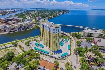 Image de Luxury 2-bedroom waterfront condo with parking, in sunny Tampa