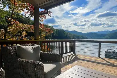 Image de Sunset Cove, a charming waterfront cabin with boat dock on Lake Santeetlah