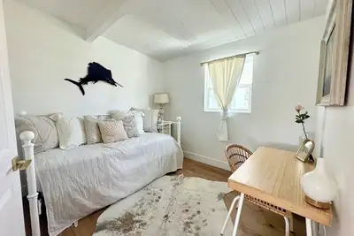 Image de The Bonita Bitty Cottage -2 bed/1 bath waterfront cottage a mile from the beach!